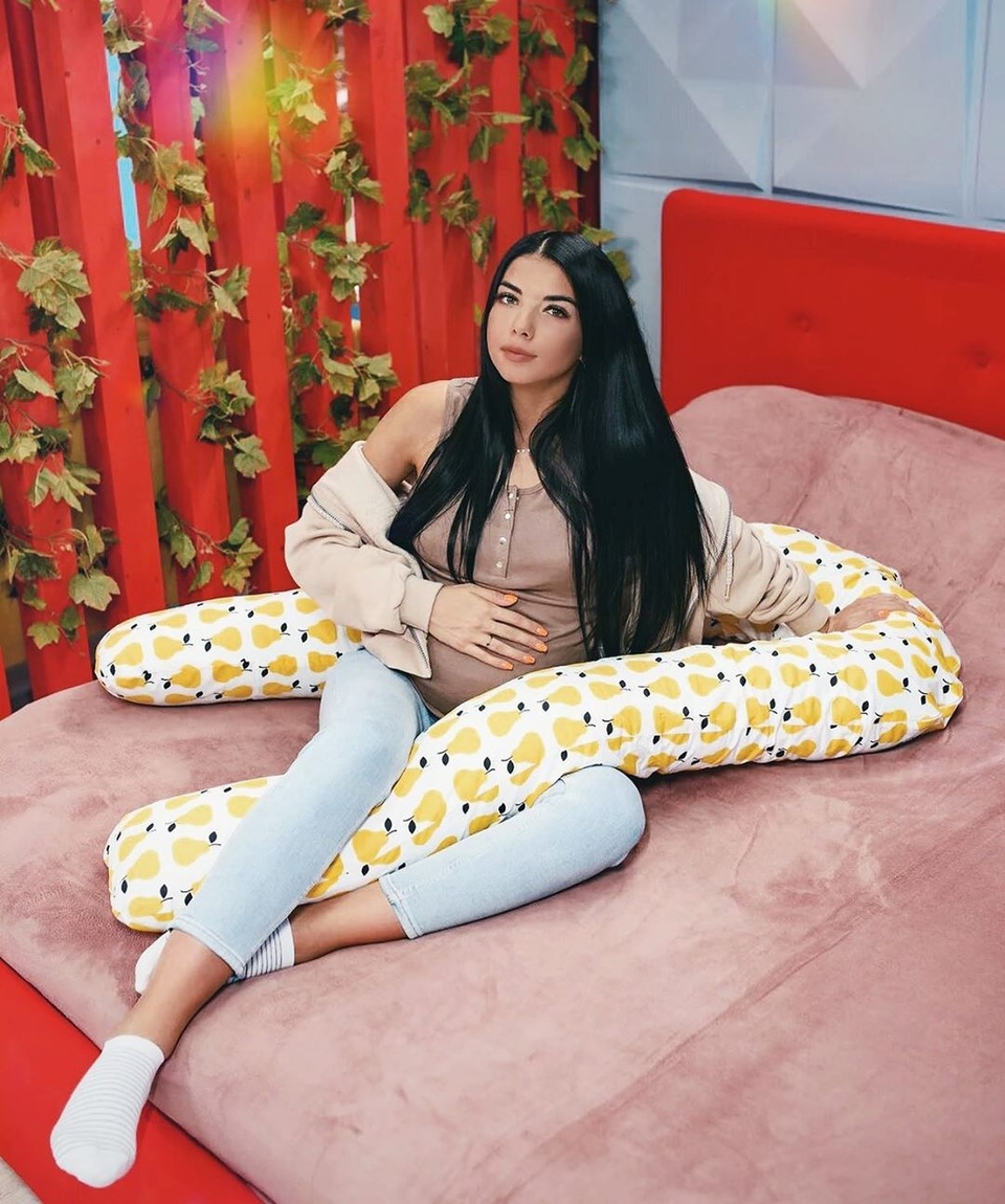 Дима недавно подарил Ире подушку для беременных ​Фото: «Инстаграм»  