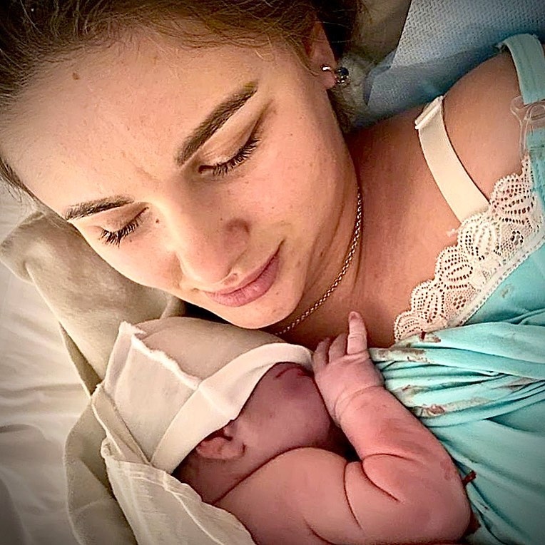Виктория с новорождённым сыном Александром Андреевичем ​Фото: «Инстаграм»  