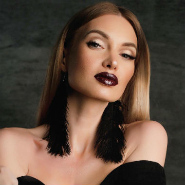 Katya Barinovaning oshxonadan pornosi Chiroyli mushuk onanizm qiladi