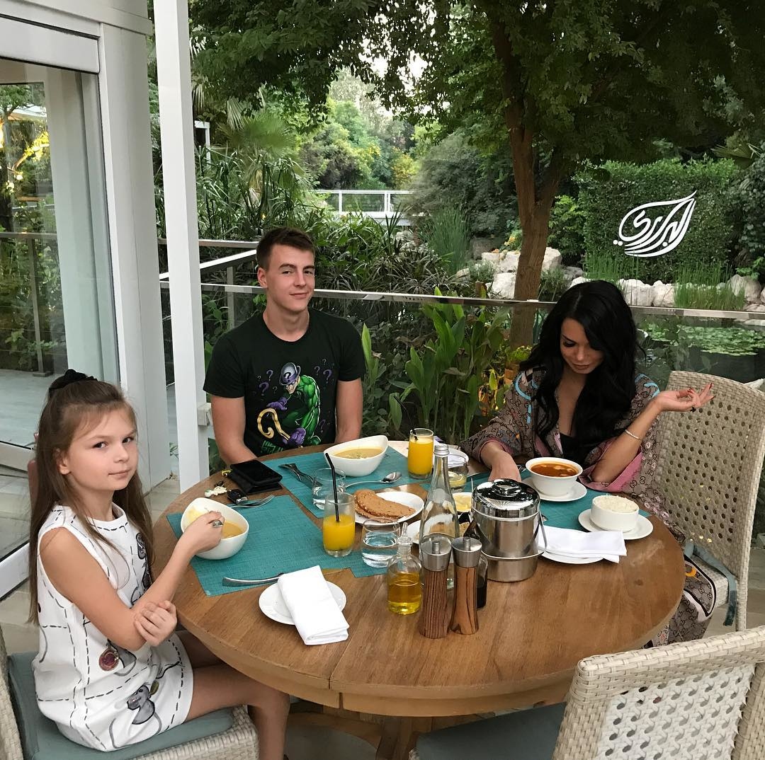 Сколько лет мужу жужи. Катя жужа. Сколько лет мужу жужи. Катя жужа. Сколько лет мужу жужи.