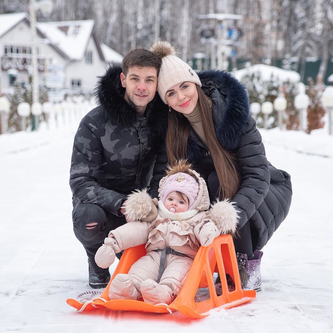 Василиса Дмитренко фотосессия с папой и мамой Новогодняя