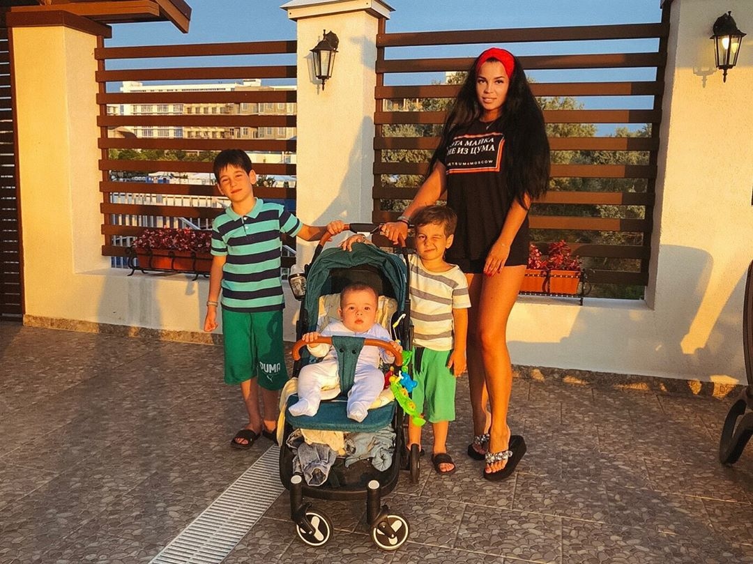 Юлия салибекова фото с детьми