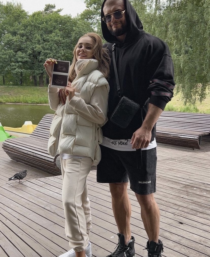 С кем встречается вика