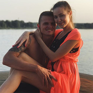 Недавно женившегося Дмитрия Тарасова застукали с блондинкой