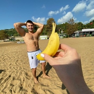 Фото дня: Пынзарь прикрыл достоинство бананом