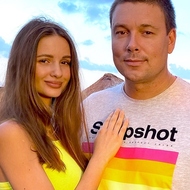 Чуев и его беременная жена обустраивают детскую 