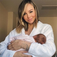 Настя Лисова устроила первую фотосессию новорождённой дочери