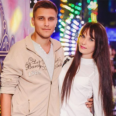 «Почти секси»: звезда «Дома-2» Катя Токарева выложила фото в больничных чулках