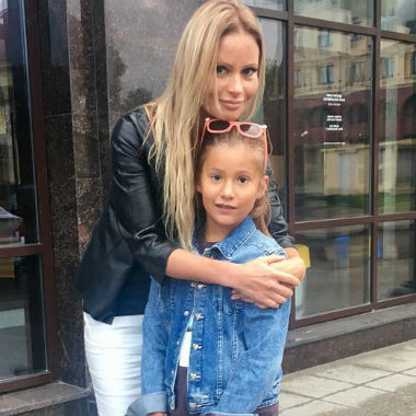 Дочь Даны Борисовой пнула её ногой в живот и сбежала к отцу