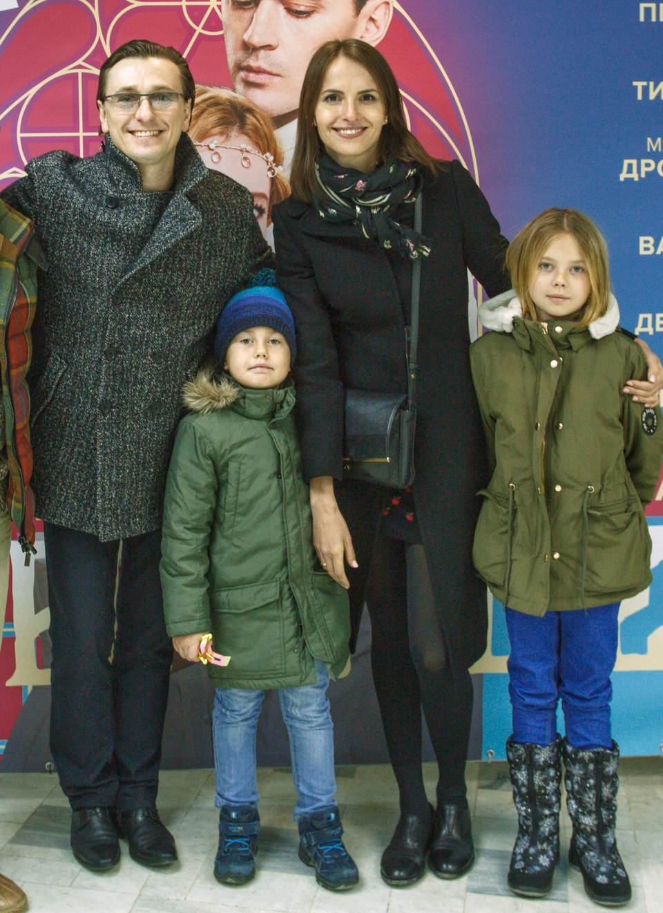 Сергей Безруков, Анна Матисон&nbsp;и дети — Саша и Ваня Фото: Пресс-служба 