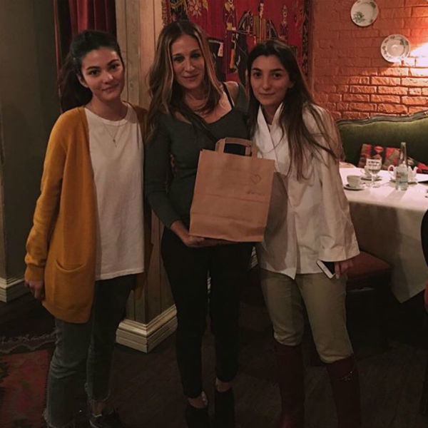 Сара Джессика Паркер с поклонницами в грузинском ресторане ​Фото: «Инстаграм» 