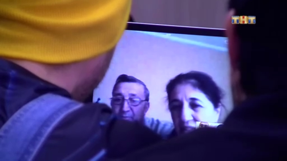 Иосиф Оганесян и Саша Черно разговаривают с родителями ​​Фото: Кадр программы 