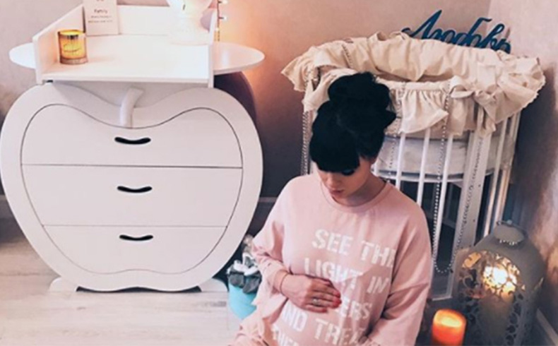 Нелли с любовью обставляет комнату будущего малыша ​Фото: «Инстаграм»  