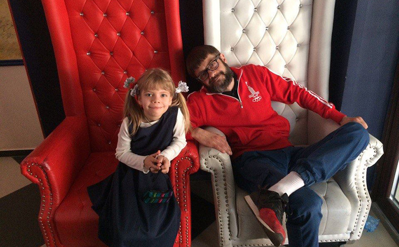 Сергей Сакин с дочкой ​Фото: «Фейсбук»  