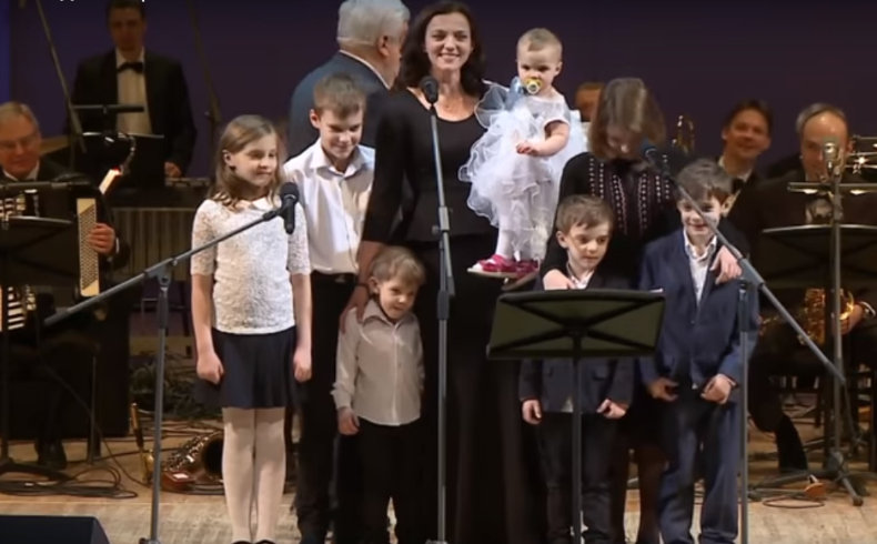 Ирина Леонова появилась на сцене вместе со всеми детьми ​Фото: Кадр видео 
