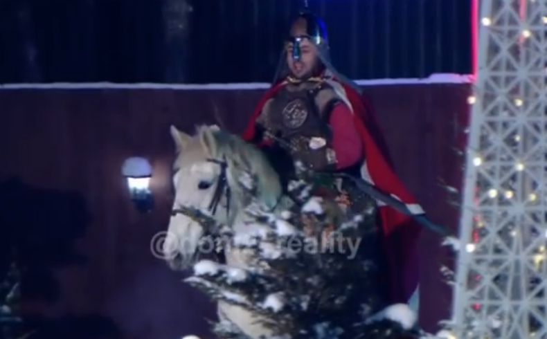 Саша Гобозов на коне Фото: Кадр видео