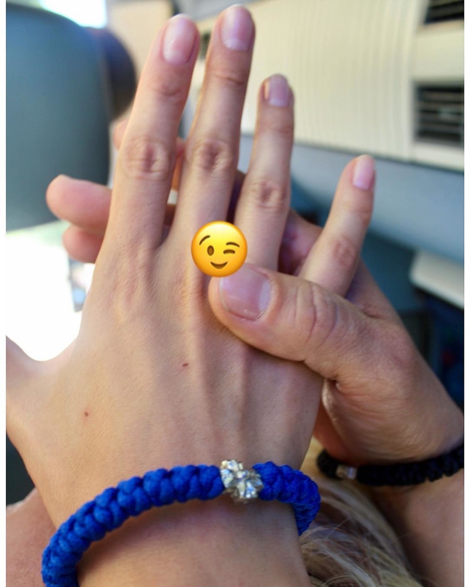 Куцевол опубликовала фото, на котором Яковлев якобы надел обручальное кольцо на ее палец ​Фото: «Инстаграм» 