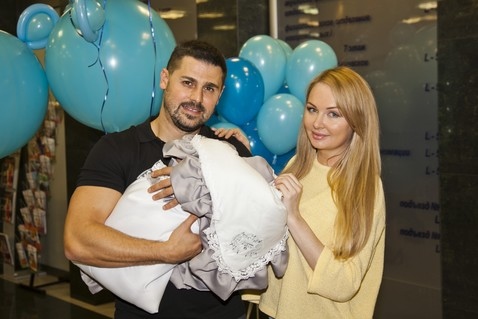 Сергей и Дарья Пынзарь с новорожденным сыном Давидом Фото: «Инстаграм»  