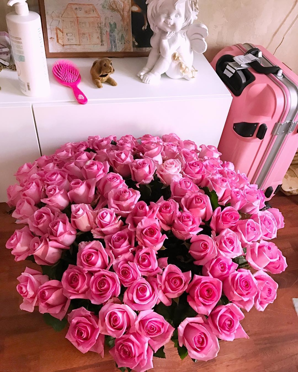Илья подарил Алене красивый букет цветов Фото: «Инстаграм» 