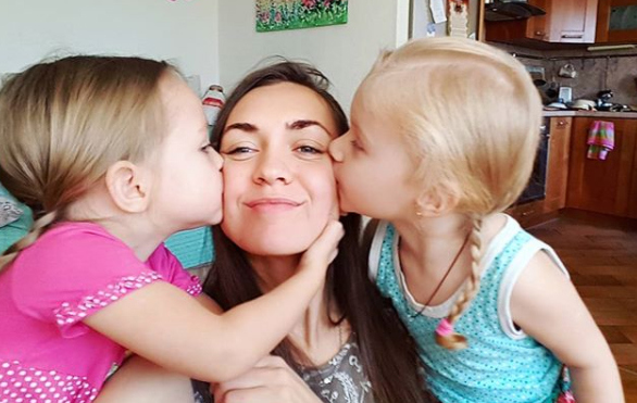 Мария Круглыхина обожает своих дочерей Лизу и Варю ​Фото: «Инстаграм»  
