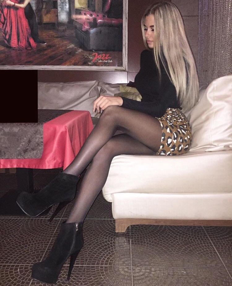 Лена Хромина предпочитает надевать весьма вызывающей длины юбки ​Фото: «Инстаграм» 