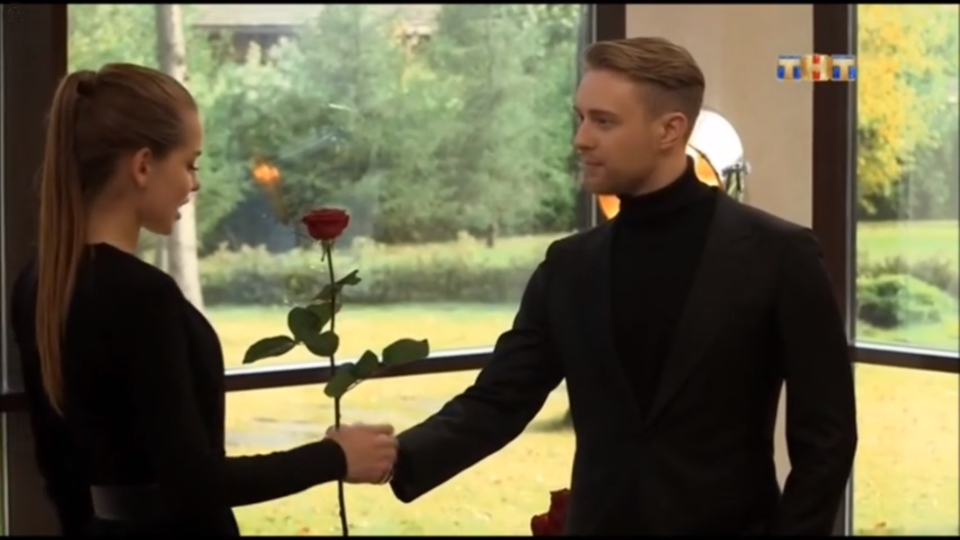 Егор подарил первую розу Дарье ​Фото: Кадр программы 