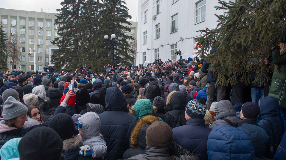 Глава региона встал на колени перед жителями Кемерова ​Фото: Соцсети 