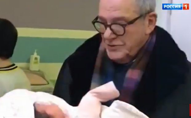 Эммануил Виторган впервые взял дочку на руки во время выписки малышки с мамой из роддома Фото: Кадр передачи 