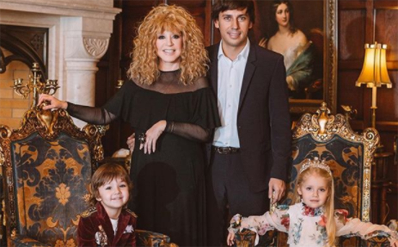 Алла Пугачева с мужем Максимом Галкиным и детьми Гарри и Лизой ​Фото: «Инстаграм»  