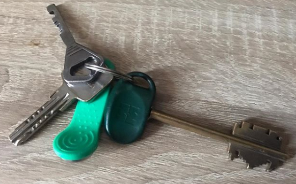 Антон Богославский показал ключи от новой квартиры, подаренной ему Ольгой Бузовой ​Фото: «Инстаграм»  