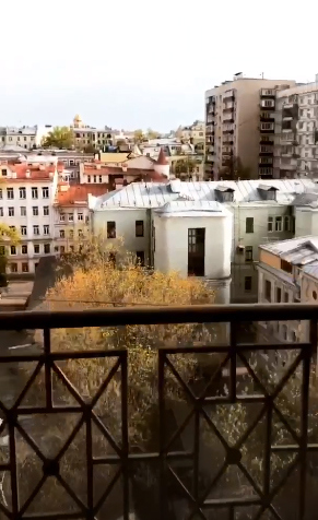 С балкона открывается прекрасный вид на московские дворы ​Фото: «Инстаграм»  