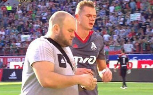 Дмитрию Тарасову разбили лицо во время матча ​Фото: Соцсети 