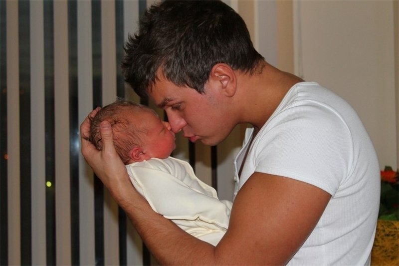 Антон Гусев с новорожденным сыном Даниэлем ​Фото: «Инстаграм»  