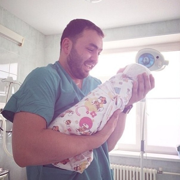 Саша Гобозов с новорожденным сыном Робертом на руках ​Фото: «Инстаграм»  