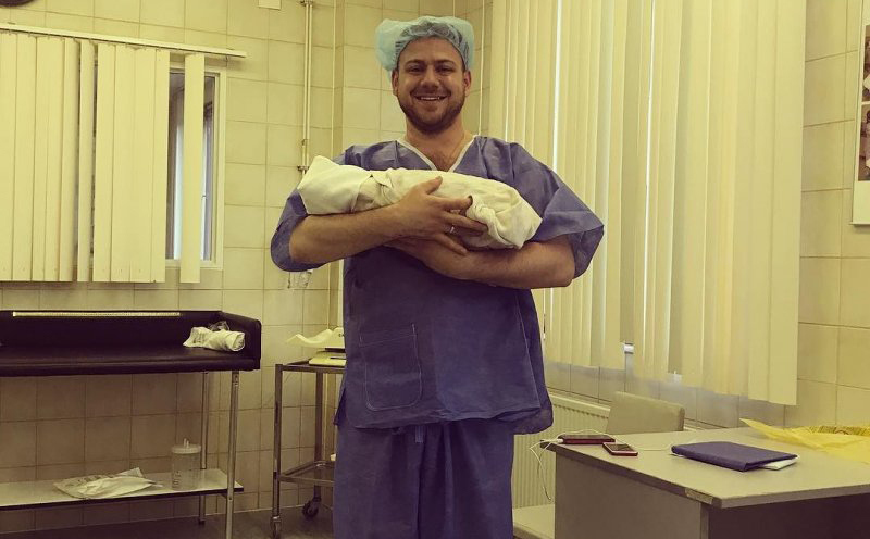 Валера Блюменкранц с новорожденной Бубачкой. Непередаваемые ощущения! ​Фото: «Инстаграм»  
