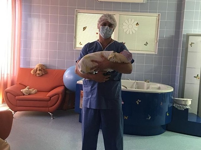 Сергей Пынзарь сам перерезал&nbsp;пуповину новорожденному Давиду Фото: «Инстаграм»  