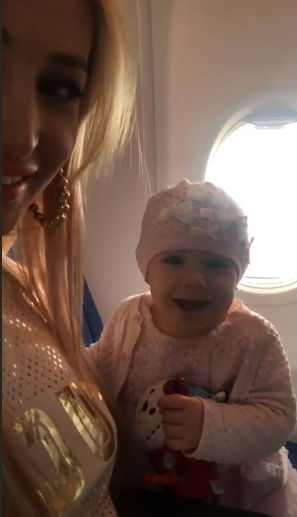 Бетти впервые полетела на самолете ​Фото: «Инстаграм» 