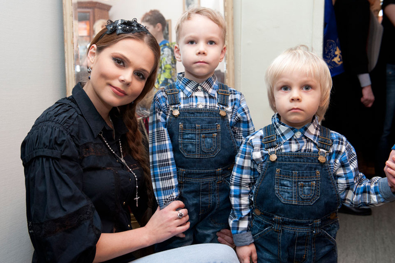 Ксения Новикова с сыновьями ​Фото: Соцсети 