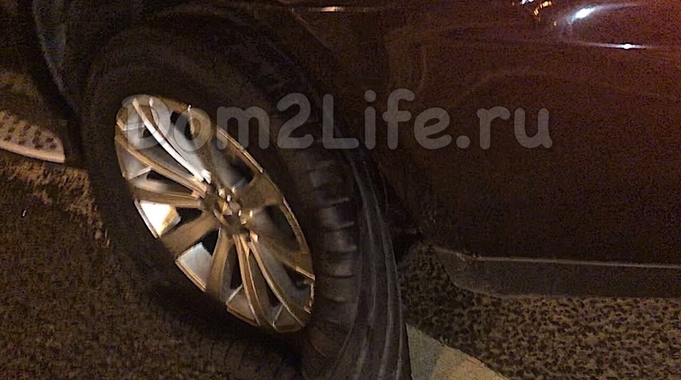 У автомобился случилась проблема с колесом ​​Фото: Dom2Life.ru 