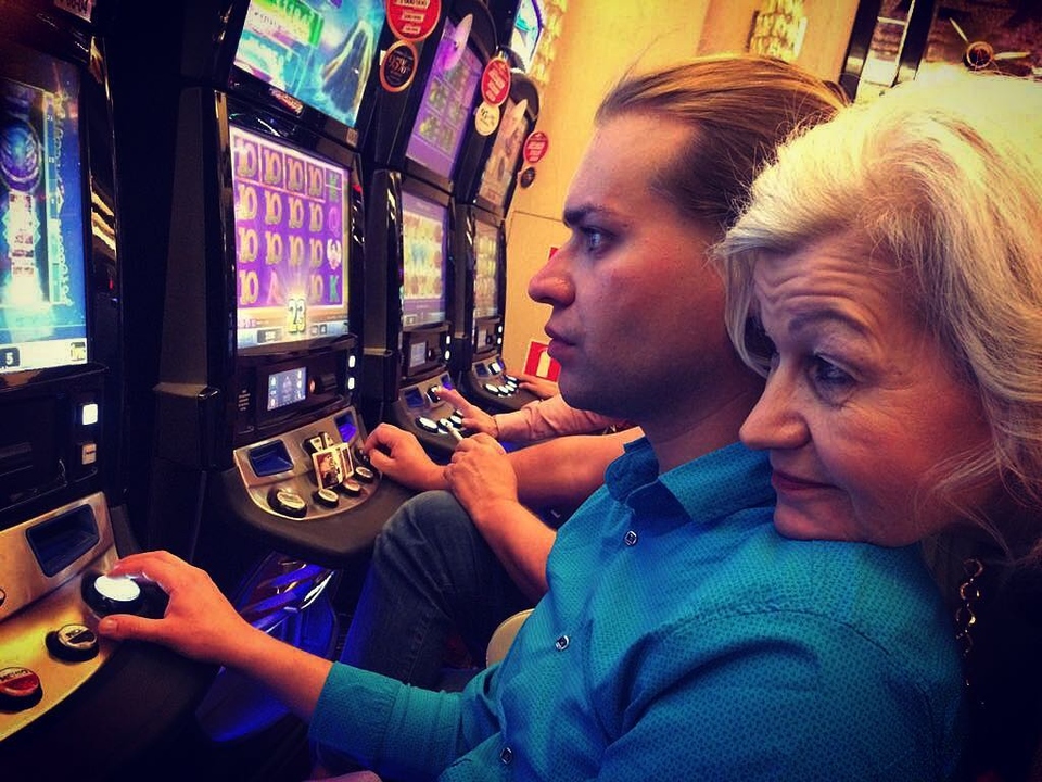 Гоген спустил все деньги престарелой жены в казино ​Фото: «Инстаграм» 