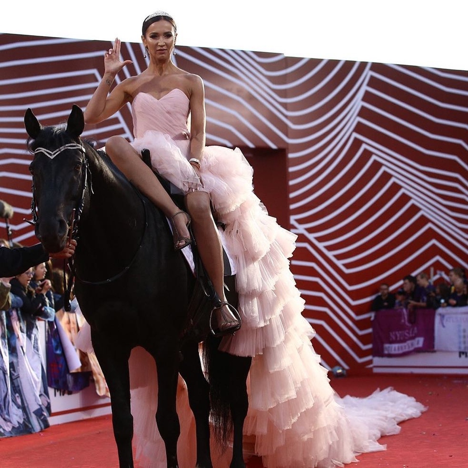 Бузова появилась на красной ковровой дорожке на коне ​Фото: «Инстаграм» 