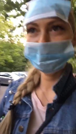 Скютте скрывает отеки и шрамы за медицинскими масками ​Фото: «Инстаграм» 