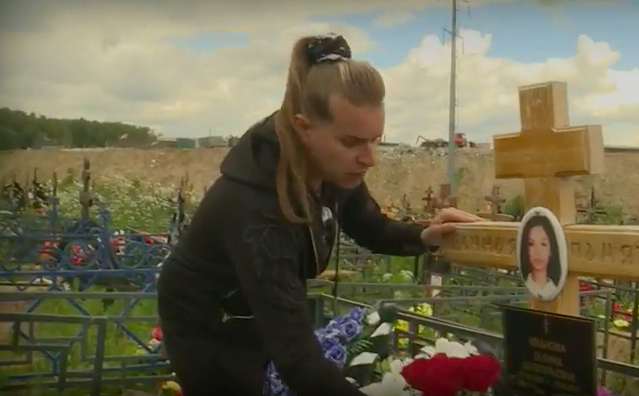 Гоген Солнцев навещает могилу Галины Ивновой ​Фото: Кадр видео 