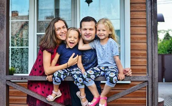 Мария Круглыхина и ее муж Михаил воспитывают двух дочерей Лизу и Варю ​Фото: «Инстаграм»  