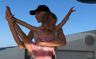 Алиса занимается балетом, и даже на яхте вместе с мамой Аленой Шишковой повторяет па ​Фото: «Инстаграм»  
