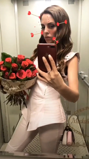 Поклонники уверены, что именно Сергей подарил Юле цветы ​Фото: «Инстаграм» 