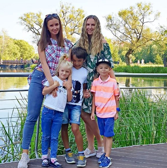 Рита Марсо с детьми Митей и Бэллой, сестрой Ольгой Гажиенко и племянником Кирюшей ​Фото: «Инстаграм»  