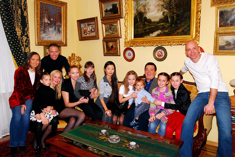 Большая семья Иосифа Кобзона на его 80-летнем юбилее год назад ​Фото: Соцсети 