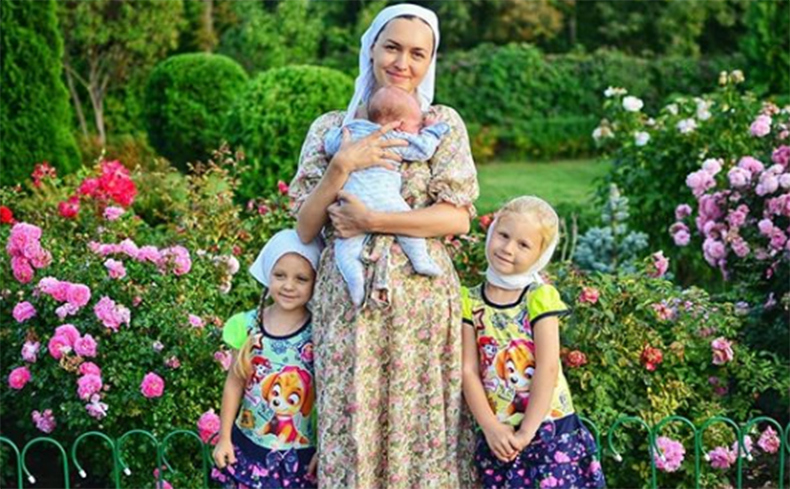 Маша Круглыхина с сыном Ильей и дочками Лизой и Варей ​Фото: «Инстаграм»  