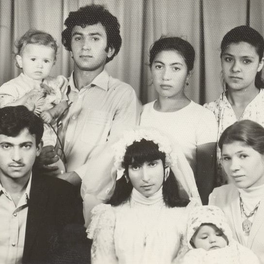 Мама Галины — справа в нижнем ряду с младенцем, братом Гаджиевой, на руках ​Фото: «Инстаграм» 